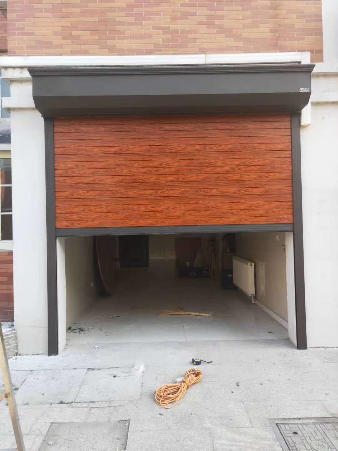 卷簾門(mén)運(yùn)轉(zhuǎn)期間出現(xiàn)遇阻現(xiàn)象怎么回事？